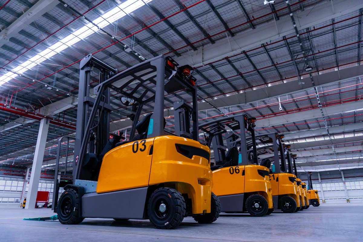 Group,of,forklifts,truck,in,large,warehouse
