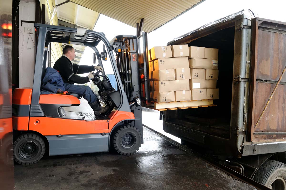 Electric,forklift,in,warehouse,loading,cardboard,boxes